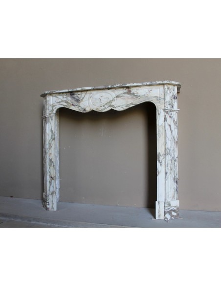 Caminetto barocco Pompadour scolpito in meraviglioso marmo Calacatta Gold: sfumature d'oro, viola, verde smeraldo, bianco.