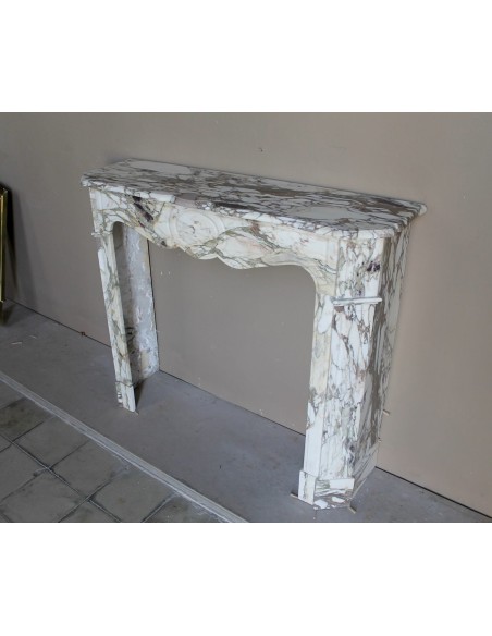 Caminetto barocco Pompadour scolpito in meraviglioso marmo Calacatta Gold: sfumature d'oro, viola, verde smeraldo, bianco.