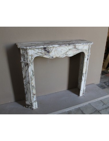 Caminetto barocco Pompadour scolpito in meraviglioso marmo Calacatta Gold: sfumature d'oro, viola, verde smeraldo, bianco.