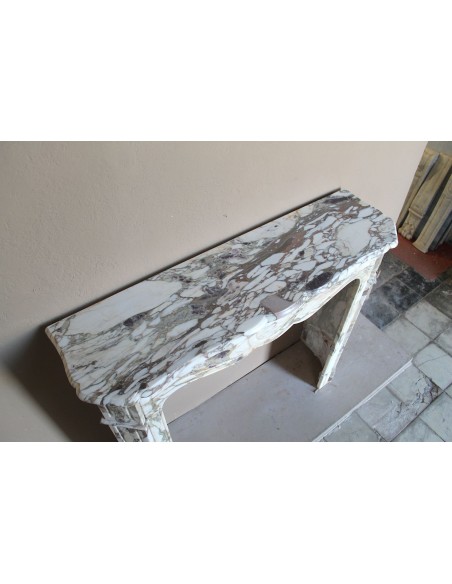 Caminetto barocco Pompadour scolpito in meraviglioso marmo Calacatta Gold: sfumature d'oro, viola, verde smeraldo, bianco.