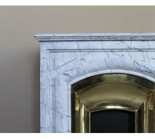 Caminetto Boudin di piccole dimensioni scolpito in marmo azzurro blu e provvisto del suo controcuore in ottone dorato. 2