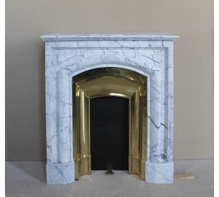 Caminetto Boudin di piccole dimensioni scolpito in marmo azzurro blu e provvisto del suo controcuore in ottone dorato.