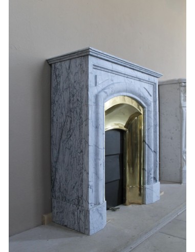 Caminetto Boudin di piccole dimensioni scolpito in marmo azzurro blu e provvisto del suo controcuore in ottone dorato.