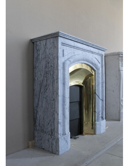 Caminetto Boudin di piccole dimensioni scolpito in marmo azzurro blu e provvisto del suo controcuore in ottone dorato.