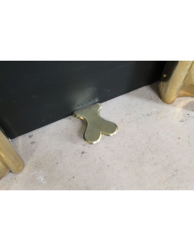 Caminetto Boudin di piccole dimensioni scolpito in marmo azzurro blu e provvisto del suo controcuore in ottone dorato.