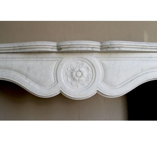 Camino antico in marmo bianco puro scolpito in stile barocco con un elegantissimo elemento floreale di rosa nel centro. 2