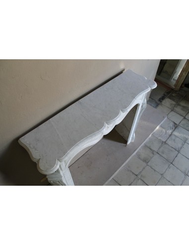 Camino antico in marmo bianco puro scolpito in stile barocco con un elegantissimo elemento floreale di rosa nel centro.