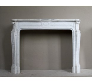 Cornice antica da camino "Pompadour" scolpita in candido marmo bianco Carrara e con bocche in bronzo decorate.