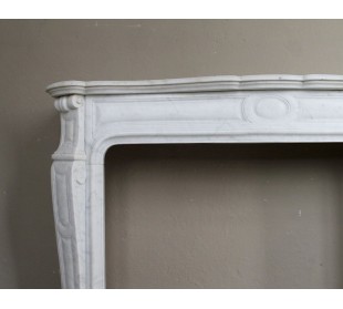 Cornice antica da camino "Pompadour" scolpita in candido marmo bianco Carrara e con bocche in bronzo decorate. 2
