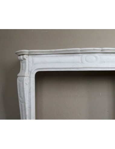 Cornice antica da camino "Pompadour" scolpita in candido marmo bianco Carrara e con bocche in bronzo decorate.