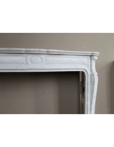 Cornice antica da camino "Pompadour" scolpita in candido marmo bianco Carrara e con bocche in bronzo decorate.
