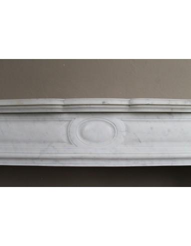 Cornice antica da camino "Pompadour" scolpita in candido marmo bianco Carrara e con bocche in bronzo decorate.