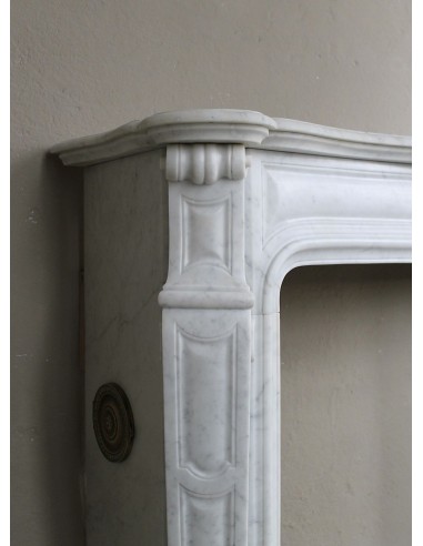 Cornice antica da camino "Pompadour" scolpita in candido marmo bianco Carrara e con bocche in bronzo decorate.