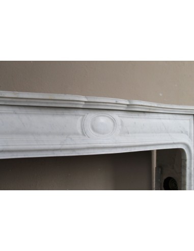 Cornice antica da camino "Pompadour" scolpita in candido marmo bianco Carrara e con bocche in bronzo decorate.