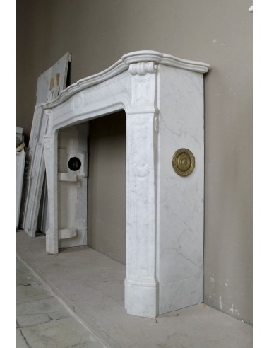 Cornice antica da camino "Pompadour" scolpita in candido marmo bianco Carrara e con bocche in bronzo decorate.