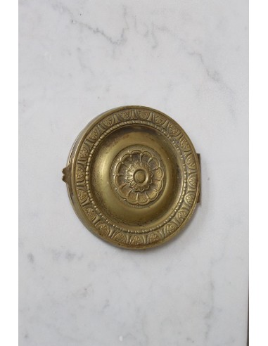 Cornice antica da camino "Pompadour" scolpita in candido marmo bianco Carrara e con bocche in bronzo decorate.