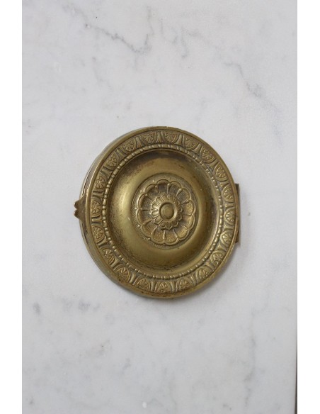 Cornice antica da camino "Pompadour" scolpita in candido marmo bianco Carrara e con bocche in bronzo decorate.