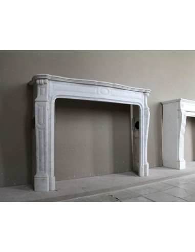 Cornice antica da camino "Pompadour" scolpita in candido marmo bianco Carrara e con bocche in bronzo decorate.