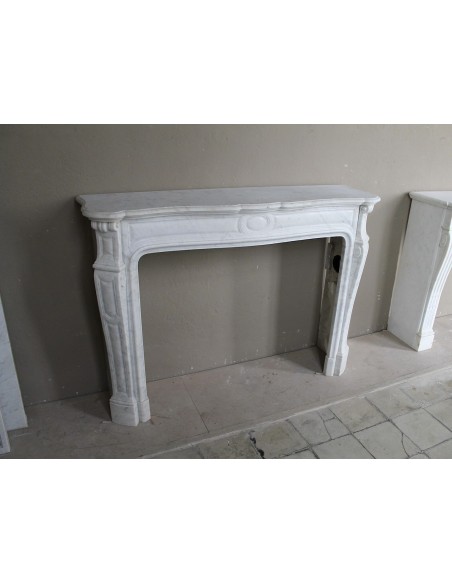 Cornice antica da camino "Pompadour" scolpita in candido marmo bianco Carrara e con bocche in bronzo decorate.