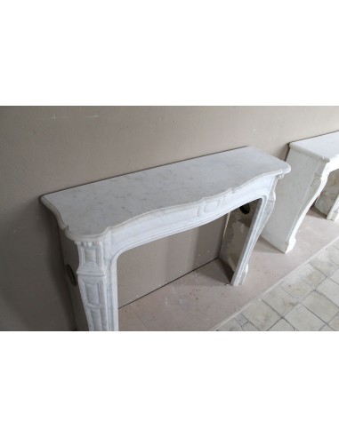 Cornice antica da camino "Pompadour" scolpita in candido marmo bianco Carrara e con bocche in bronzo decorate.