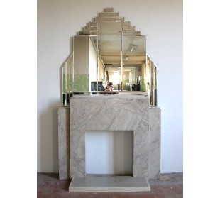 Iconico camino Art Deco corredato di specchiera originale composta da svariati elementi in cristallo molato. Alto design.