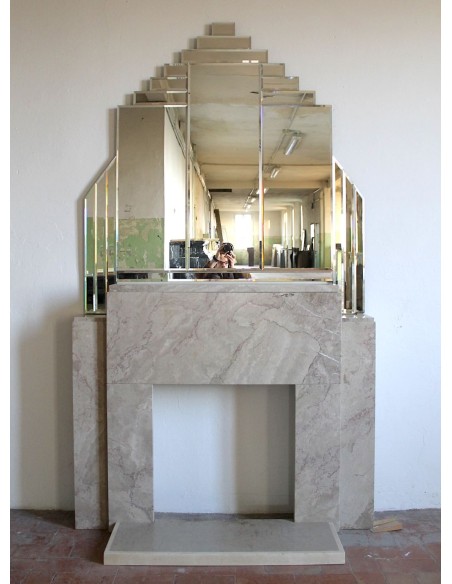 Iconico camino Art Deco corredato di specchiera originale composta da svariati elementi in cristallo molato. Alto design.