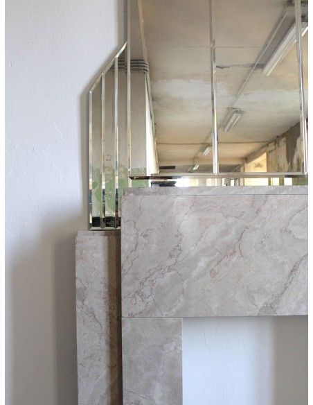 Iconico camino Art Deco corredato di specchiera originale composta da svariati elementi in cristallo molato. Design raffinato.