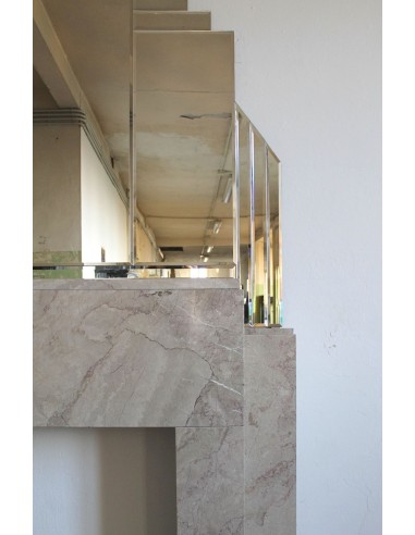 Iconico camino Art Deco corredato di specchiera originale composta da svariati elementi in cristallo molato. Design raffinato.