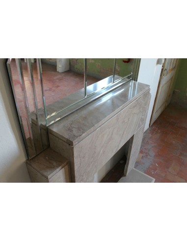 Iconico camino Art Deco corredato di specchiera originale composta da svariati elementi in cristallo molato. Design raffinato.