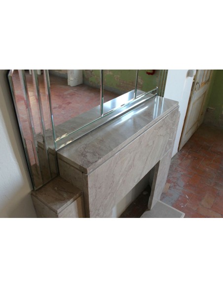 Iconico camino Art Deco corredato di specchiera originale composta da svariati elementi in cristallo molato. Design raffinato.