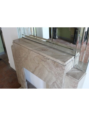 Iconico camino Art Deco corredato di specchiera originale composta da svariati elementi in cristallo molato. Design raffinato.