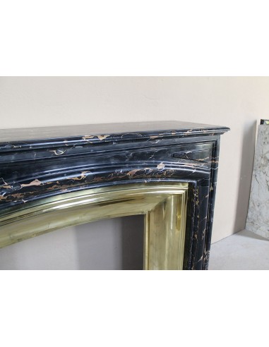 Camino antico Luigi XIV "Boudin" in eccezionale marmo nero Portoro provvisto di controcuore originale in ottone dorato.