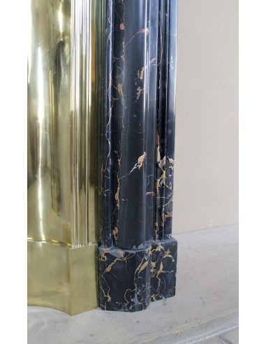 Camino antico Luigi XIV "Boudin" in eccezionale marmo nero Portoro provvisto di controcuore originale in ottone dorato.