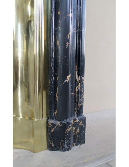 Camino antico Luigi XIV "Boudin" in eccezionale marmo nero Portoro provvisto di controcuore originale in ottone dorato.