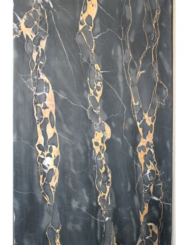 Camino antico Luigi XIV "Boudin" in eccezionale marmo nero Portoro provvisto di controcuore originale in ottone dorato.