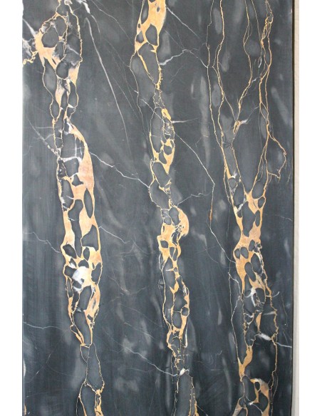 Camino antico Luigi XIV "Boudin" in eccezionale marmo nero Portoro provvisto di controcuore originale in ottone dorato.