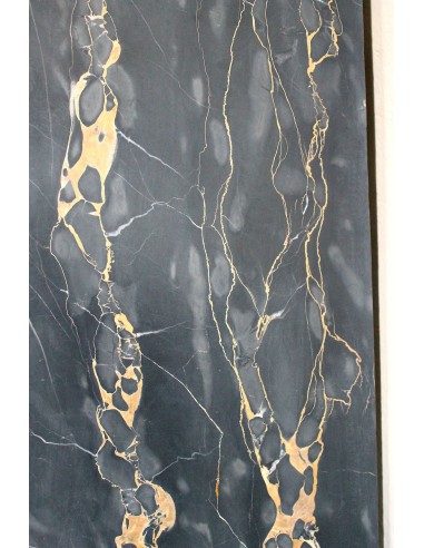 Camino antico Luigi XIV "Boudin" in eccezionale marmo nero Portoro provvisto di controcuore originale in ottone dorato.