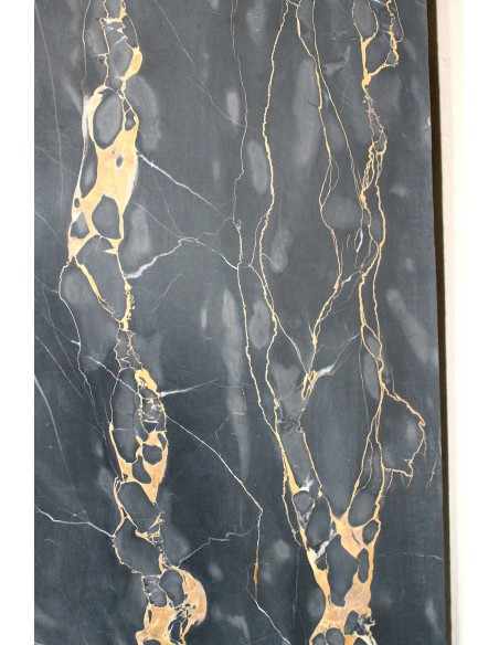 Camino antico Luigi XIV "Boudin" in eccezionale marmo nero Portoro provvisto di controcuore originale in ottone dorato.