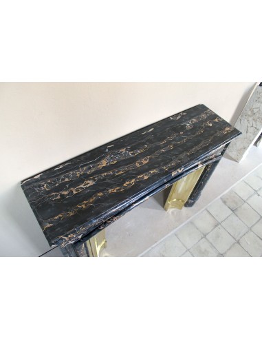 Camino antico Luigi XIV "Boudin" in eccezionale marmo nero Portoro provvisto di controcuore originale in ottone dorato.