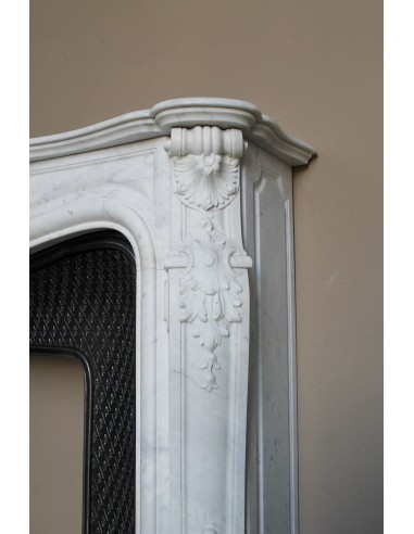 Camino antico Luigi XV "Moustache" in marmo Bianco Carrara "Puro" con controcuore in ghisa artistica a decori floreali.