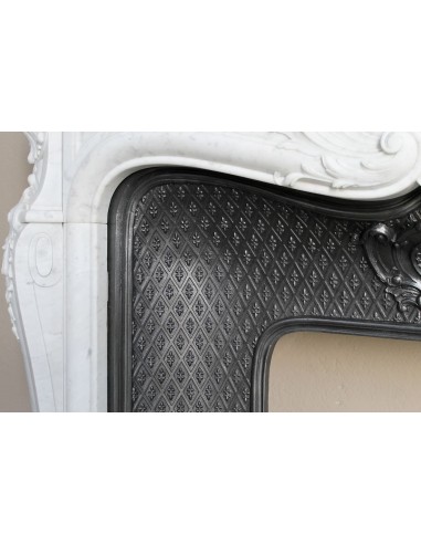 Camino antico Luigi XV "Moustache" in marmo Bianco Carrara "Puro" con controcuore in ghisa artistica a decori floreali.