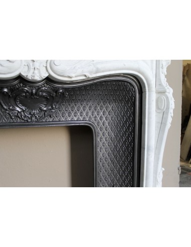 Camino antico Luigi XV "Moustache" in marmo Bianco Carrara "Puro" con controcuore in ghisa artistica a decori floreali.