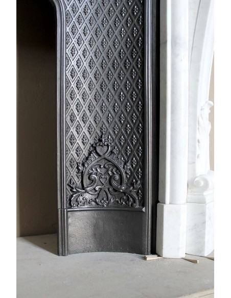 Camino antico Luigi XV "Moustache" in marmo Bianco Carrara "Puro" con controcuore in ghisa artistica a decori floreali.