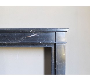 Caminetto "Cannelure" minimalista dalle linee pulite, decise, eleganti, scolpito in finissimo marmo Nero Noir Saint Laurent. 2