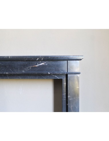 Caminetto "Cannelure" minimalista dalle linee pulite, decise, eleganti, scolpito in finissimo marmo Nero Noir Saint Laurent.