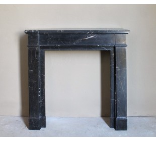 Caminetto "Cannelure" minimalista dalle linee pulite, decise, eleganti, scolpito in finissimo marmo Nero Noir Saint Laurent.