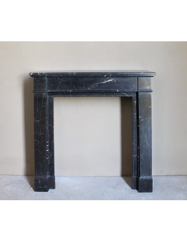 Caminetto "Cannelure" minimalista dalle linee pulite, decise, eleganti, scolpito in finissimo marmo Nero Noir Saint Laurent.