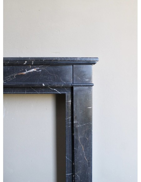 Caminetto "Cannelure" minimalista dalle linee pulite, decise, eleganti, scolpito in finissimo marmo Nero Noir Saint Laurent.