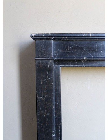 Caminetto "Cannelure" minimalista dalle linee pulite, decise, eleganti, scolpito in finissimo marmo Nero Noir Saint Laurent.