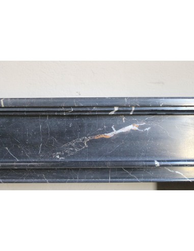 Caminetto "Cannelure" minimalista dalle linee pulite, decise, eleganti, scolpito in finissimo marmo Nero Noir Saint Laurent.